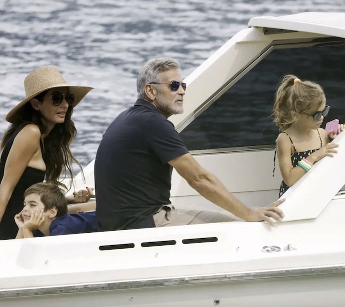 Папарацци запечатлели 62-летнего Джорджа Клуни вместе с женой и детьми на отдыхе в Италии